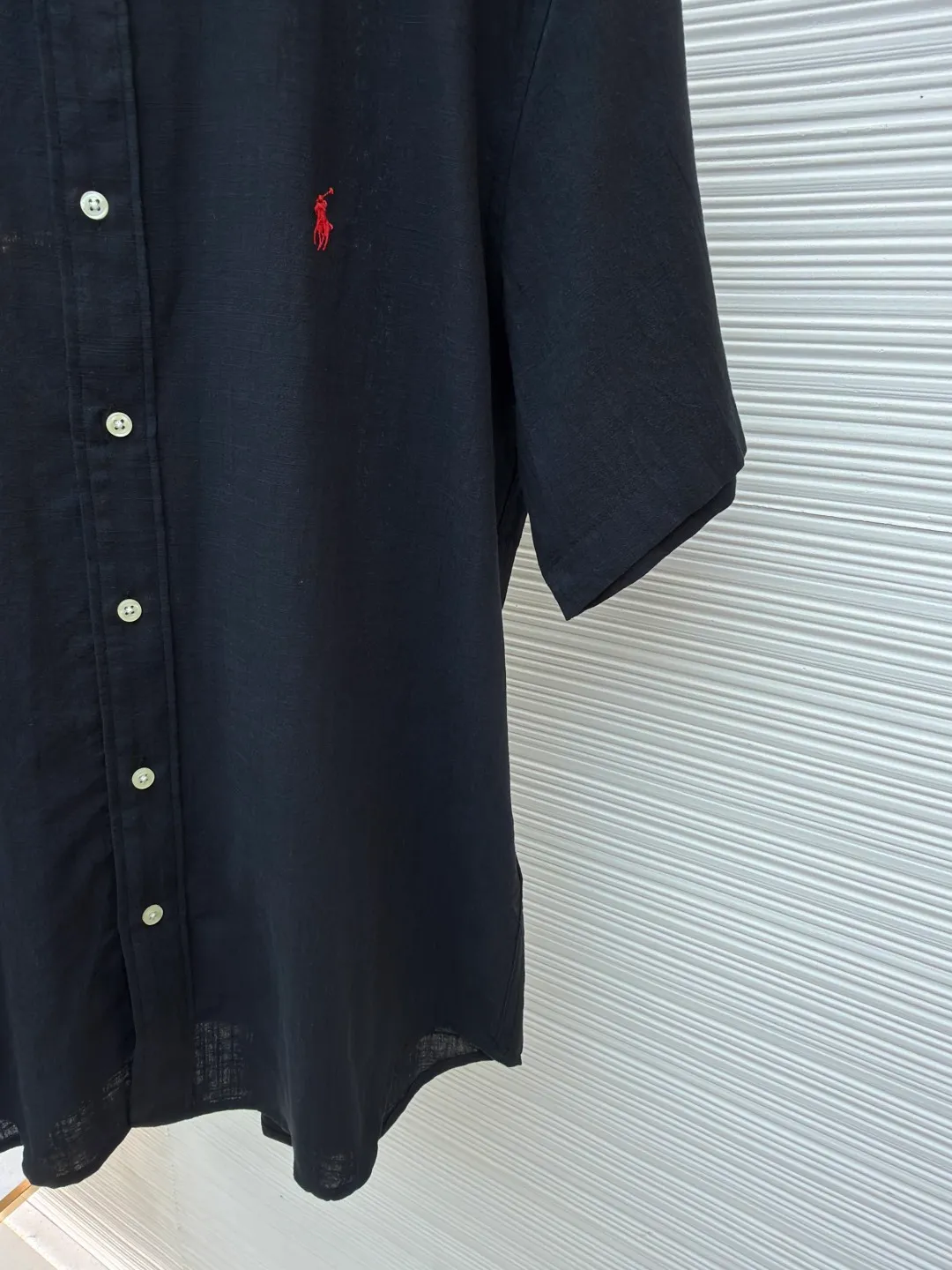 Ralph Lauren logo embroidered short-sleeved shirt ●Original version: Purchased and developed at 1590 ●Item number: 1682557-A20 ●Material: linen cotton plain fabric ●Technology: side-turned embedded stitching ●Color: black ●Version: fitted version ●Weight: about 180 grams ●Size: S-M-L-XL ●Description: Selected high-quality linen cotton plain fabric has natural texture and breathability, tight and smooth Comfortable and close to the skin. Elegantly presented with a touch of deep black. The iconic red pony embroidery is like a smart musical note dancing on the black canvas. Simple but highly recognizable. The clever design of the outer I-shaped pleated split back yoke adds a sense of agility and elegance. The minimalist shape contains the soul of fashion. Imported machine embroidery technology is used. Advanced computer control systems and sophisticated mechanical components are used to achieve the iconic pony embroidery operation with high precision. The lines are smooth and delicate, using the side-turning and embedded stitching process. It is smooth and tidy. The whole fabric has been carefully washed. It has a better hand feel and texture. It is not easy to deform, shrink or fade, and maintains long-term beauty. The overall wiring is straight and delicate, the fabric is comfortable and soft, and the color is consistent without color difference. It can be matched with the same style to create a fashionable look and control various occasions. Customized accessories, complete with three standards, same style for men and women!